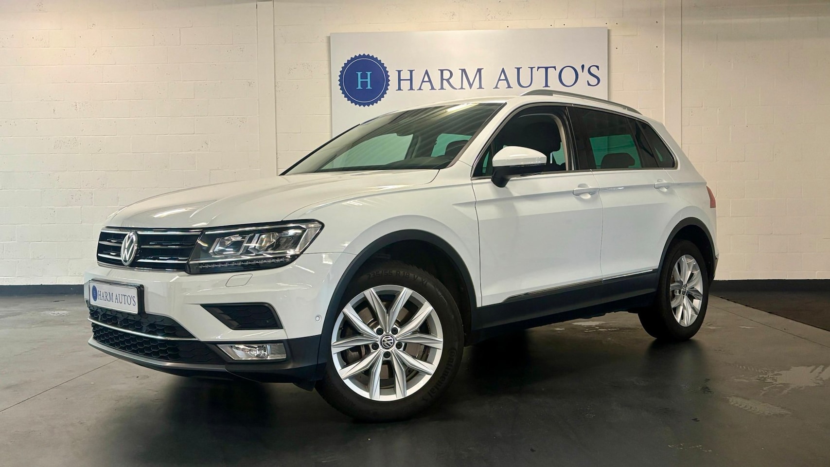 Volkswagen Tiguan - 2.0 TSI 4Motion Highline 180pk Pano / LED / Trekhaak / CAM / Keyles - AutoWereld.nl