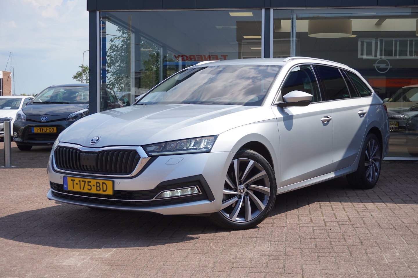 Skoda Octavia Combi - 1.0 e-TSI Business Edition Plus | Airco | CarPlay | Camera | Led | LM velgen | Vol opties - AutoWereld.nl