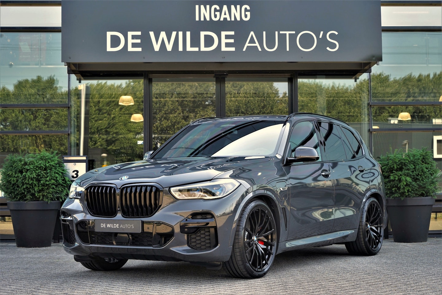 BMW X5 - xDrive45e M-sport M-seats Bowers&Wilkins Pano 4-wielsturing Carbon Stoelventilatie - AutoWereld.nl