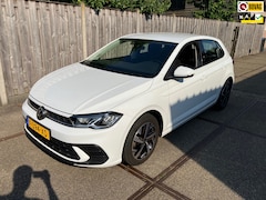 Volkswagen Polo - 1.0 TSI Life Business PARKEERSENSOREN/ STOELVERWARMING/ CARPLAY