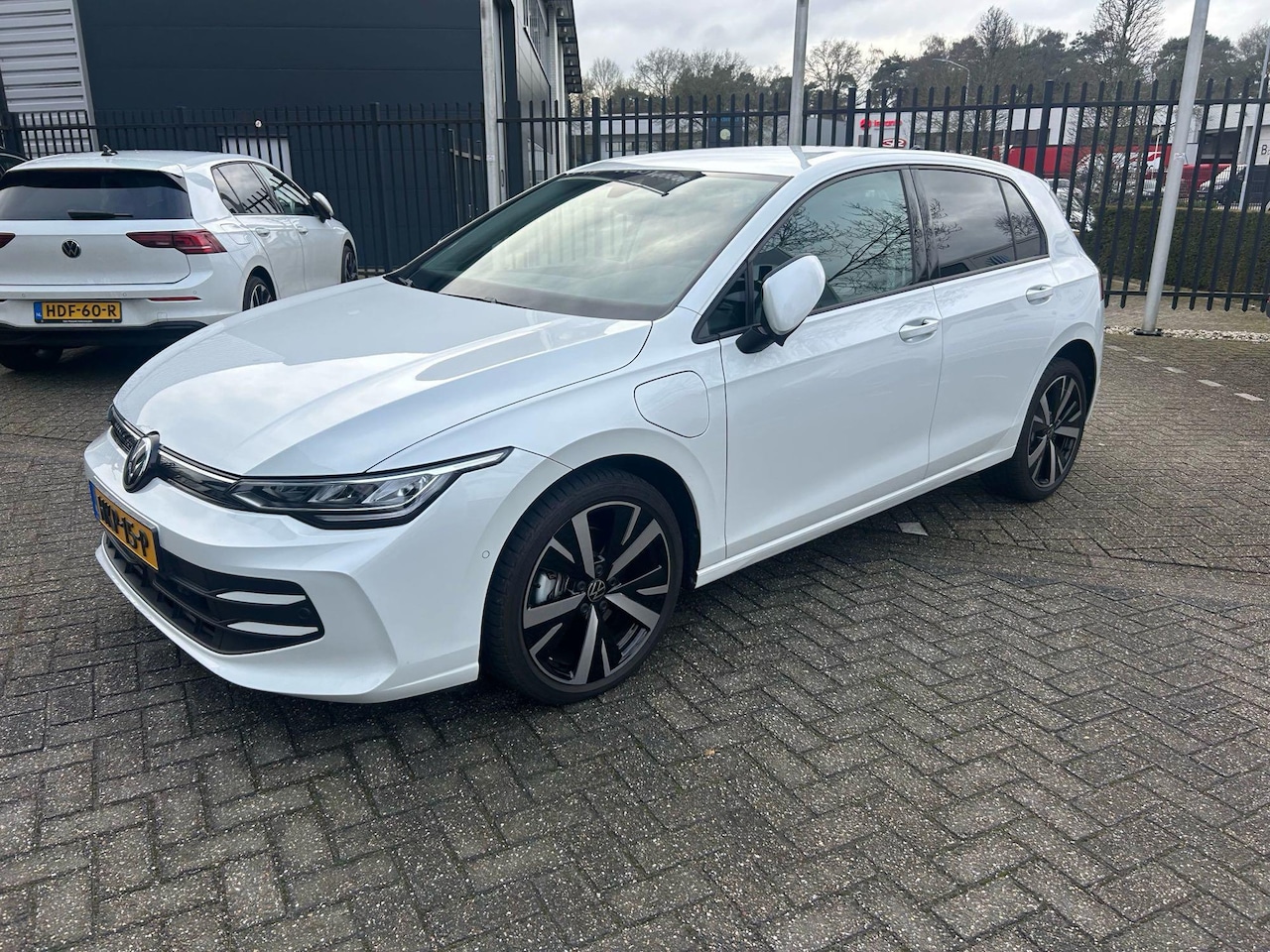 Volkswagen Golf - 1.5 eHybrid Life Edition | Automaat | 360 graden Camera | Climate Control | Apple Carplay - AutoWereld.nl