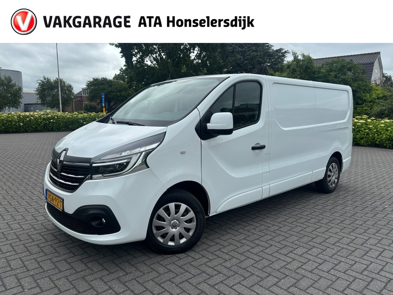 Renault Trafic - 2.0 dCi 120 T29 L2H1 Work Edition | Cruise control | Airco | Parkeersensoren achter | Navi - AutoWereld.nl