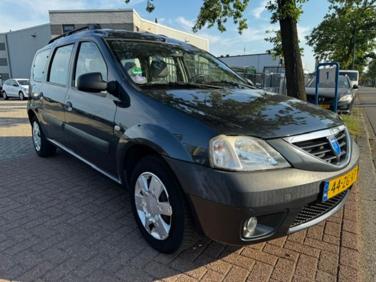 Dacia Logan MCV - 1.6-16V Lauréate 7persoons Airco APK 02-2027 - AutoWereld.nl