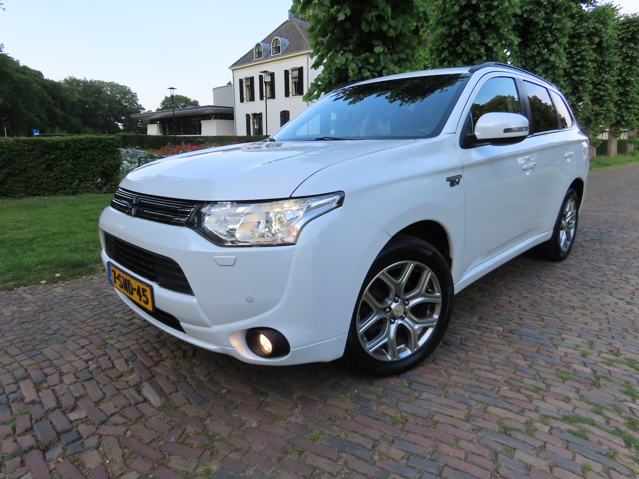 Mitsubishi Outlander - 2.0 PHEV Instyle+ Leer Schuif/Kanteldak Achteruitrijcamera Stoelverwarming Ecc Cruisecontr - AutoWereld.nl