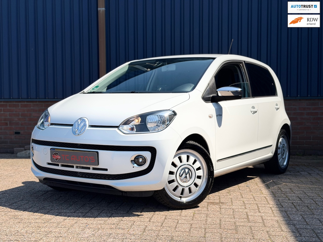 Volkswagen Up! - 1.0 high up! White Leer, Airco, 5drs, Navigatie - AutoWereld.nl