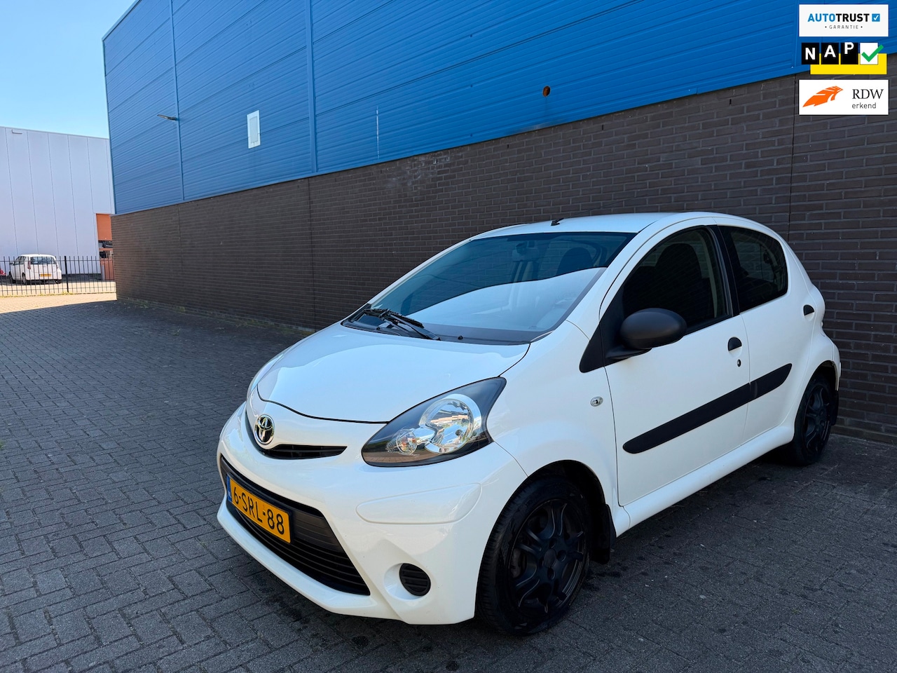 Toyota Aygo - 1.0 VVT-i Now | Airco | 14” LM Velgen | Centrale Vergrendeling met Afstandsbediening | Mis - AutoWereld.nl