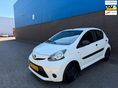 Toyota Aygo - 1.0 VVT-i Now | Airco | 14” LM Velgen | Centrale Vergrendeling met Afstandsbediening | Mis