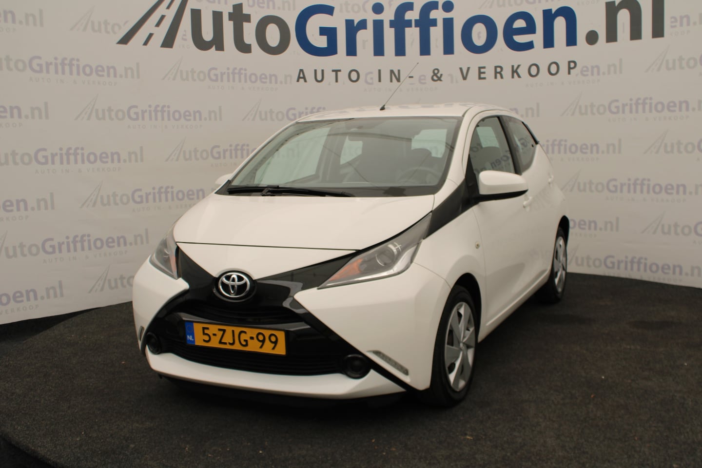 Toyota Aygo - 1.0 VVT-i x-play nette 5-deurs met achteruitrijcamera met nieuwe APK bij aflevering - AutoWereld.nl