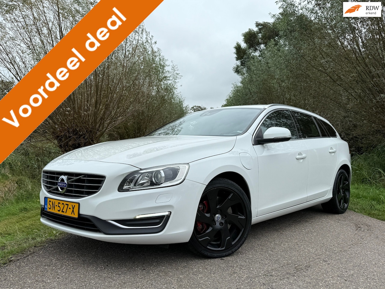 Volvo V60 - 2.4 D5 Twin Engine Special Edition Automaat / Leder / 18" Velgen / Navi / Clima / Stoelver - AutoWereld.nl