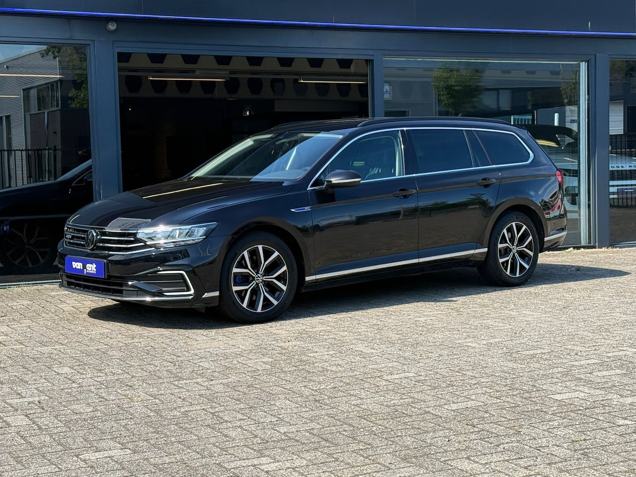 Volkswagen Passat Variant - 1.5 eHybrid Business Alcantara | SOH 95% | Massage | Adaptive Cruise | GTE | 12 MND Garant - AutoWereld.nl