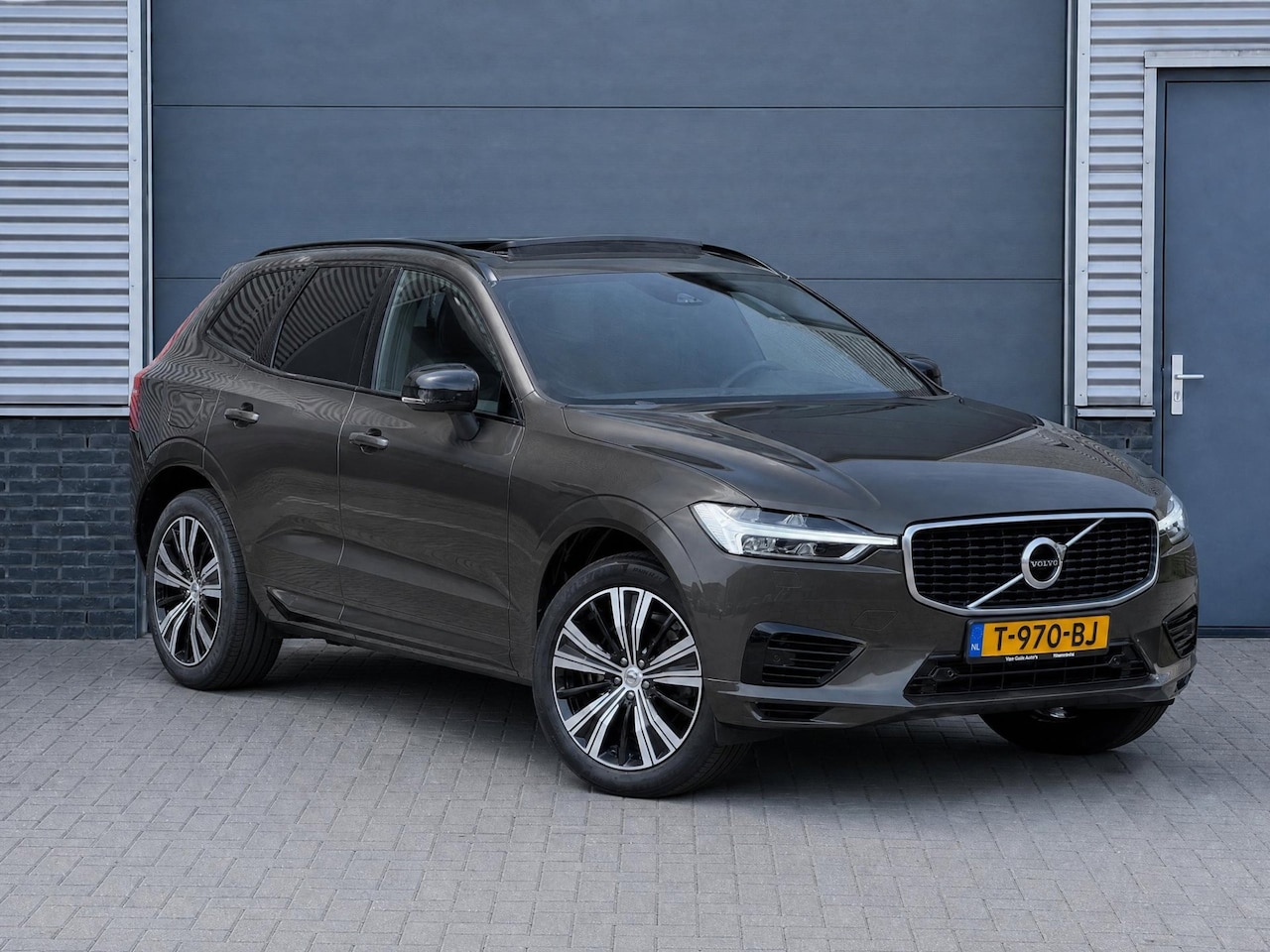 Volvo XC60 - 2.0 T8 Inscription | R-Design | H/K | Pano | ACC | Trekhaak | - AutoWereld.nl