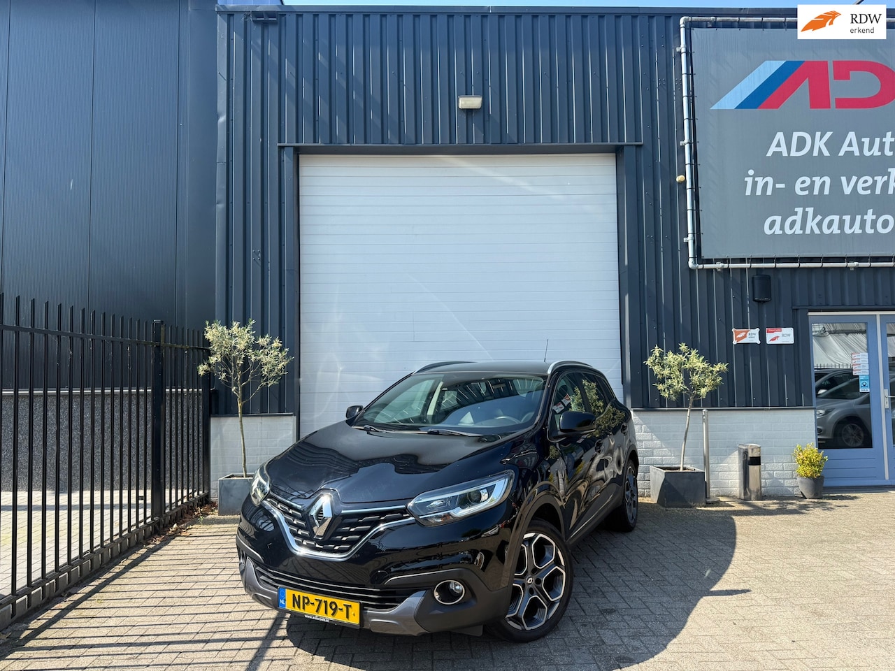 Renault Kadjar - 1.2 TCe Bose PANO/TREKHAAK/PDC/LANE ASSIST/NAVI - AutoWereld.nl