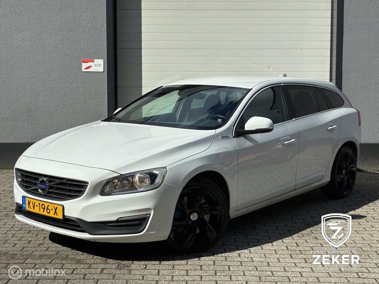 Volvo V60 - 2.4 D5 Twin Engine Lease Edition automaat / cruise - AutoWereld.nl