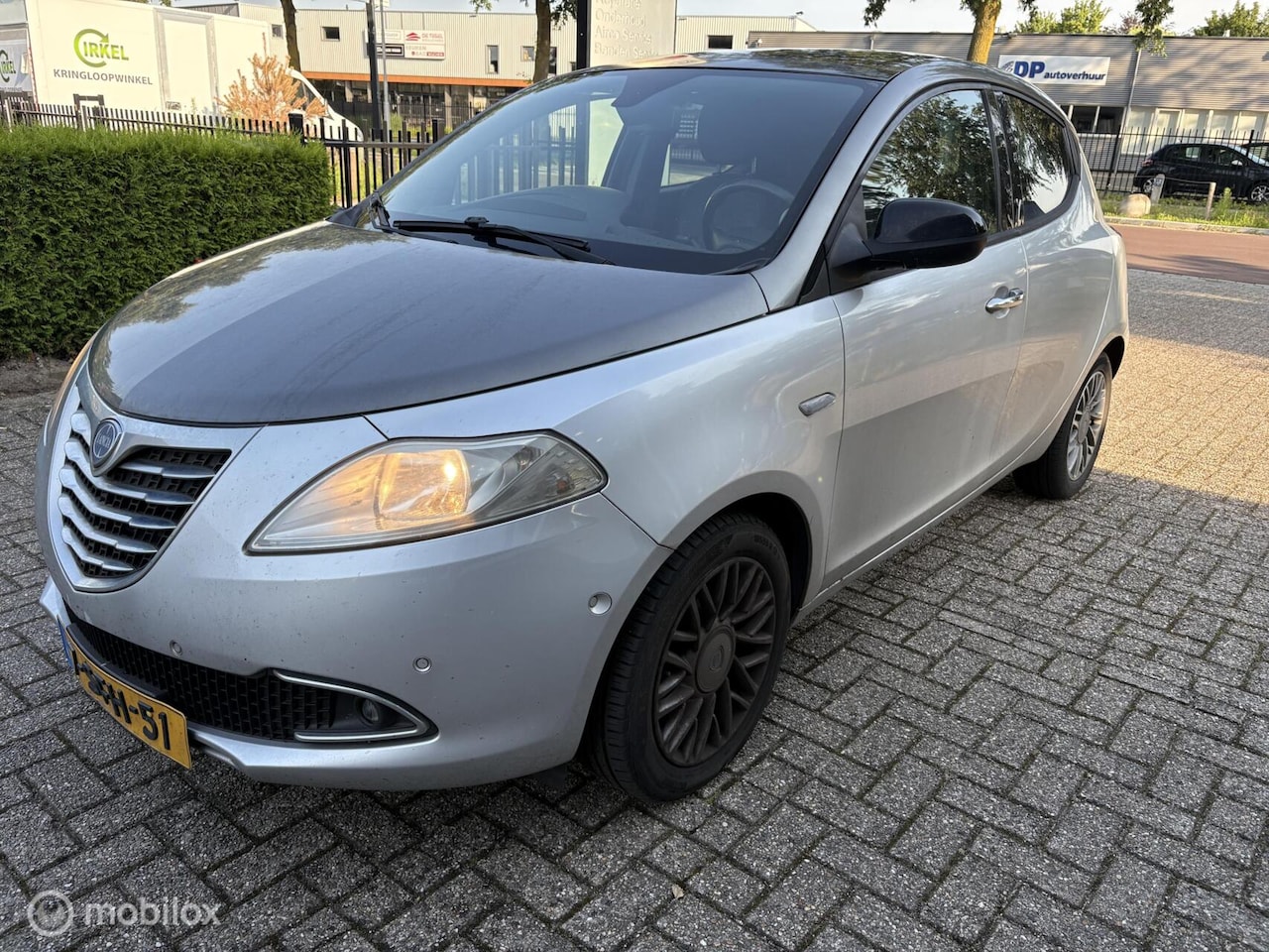 Lancia Y(psilon) - Ypsilon 0.9 TwinAir Platinum*cruise*climate*p-sensor. - AutoWereld.nl