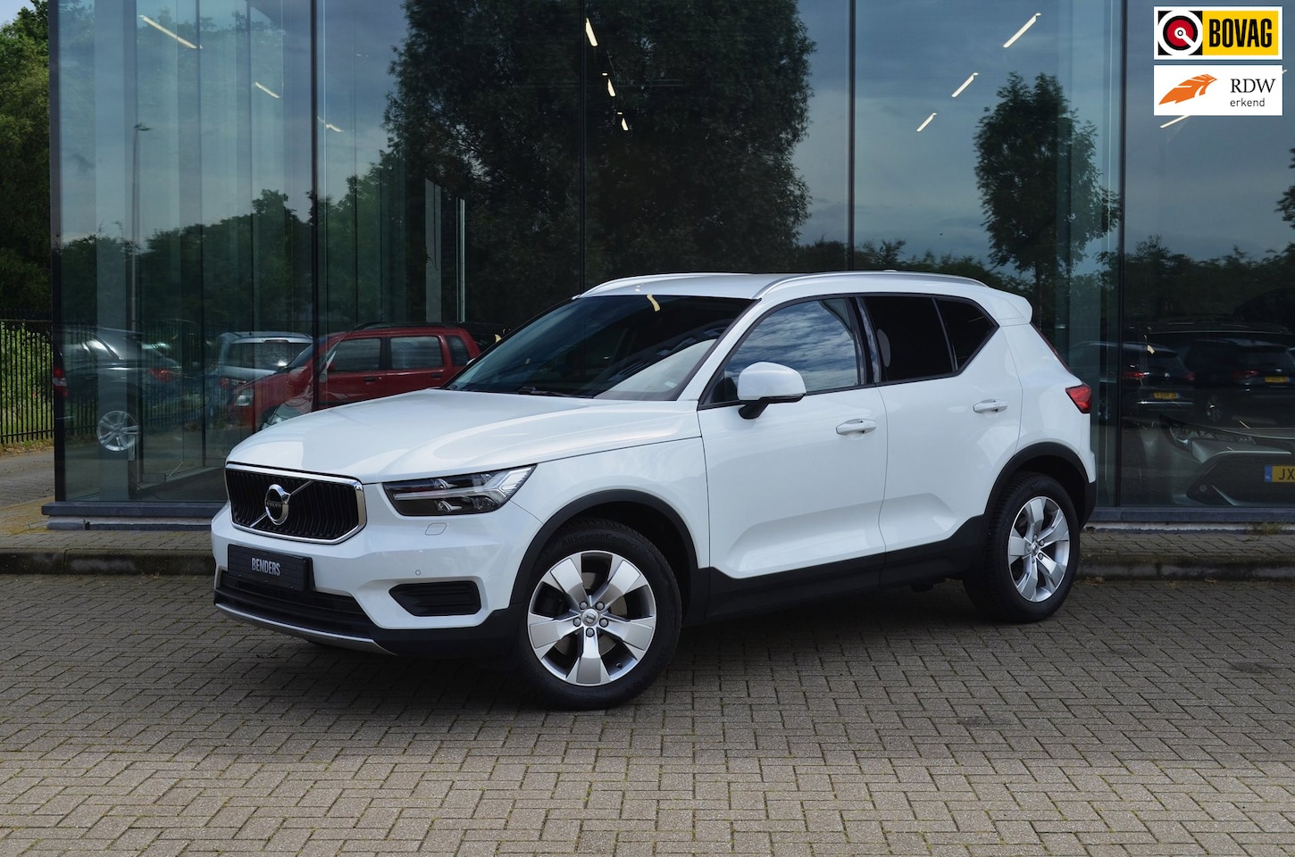 Volvo XC40 - 2.0 T4 Momentum | Trekhaak | Elek. achterklep | Navi - AutoWereld.nl