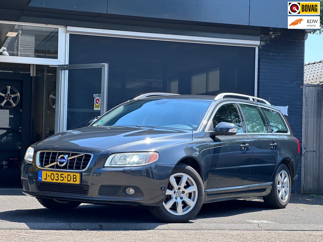 Volvo V70 - 2.5FT Kinetic AUTO / CLIMA / CRUISE / MEMORY / LEDER - AutoWereld.nl