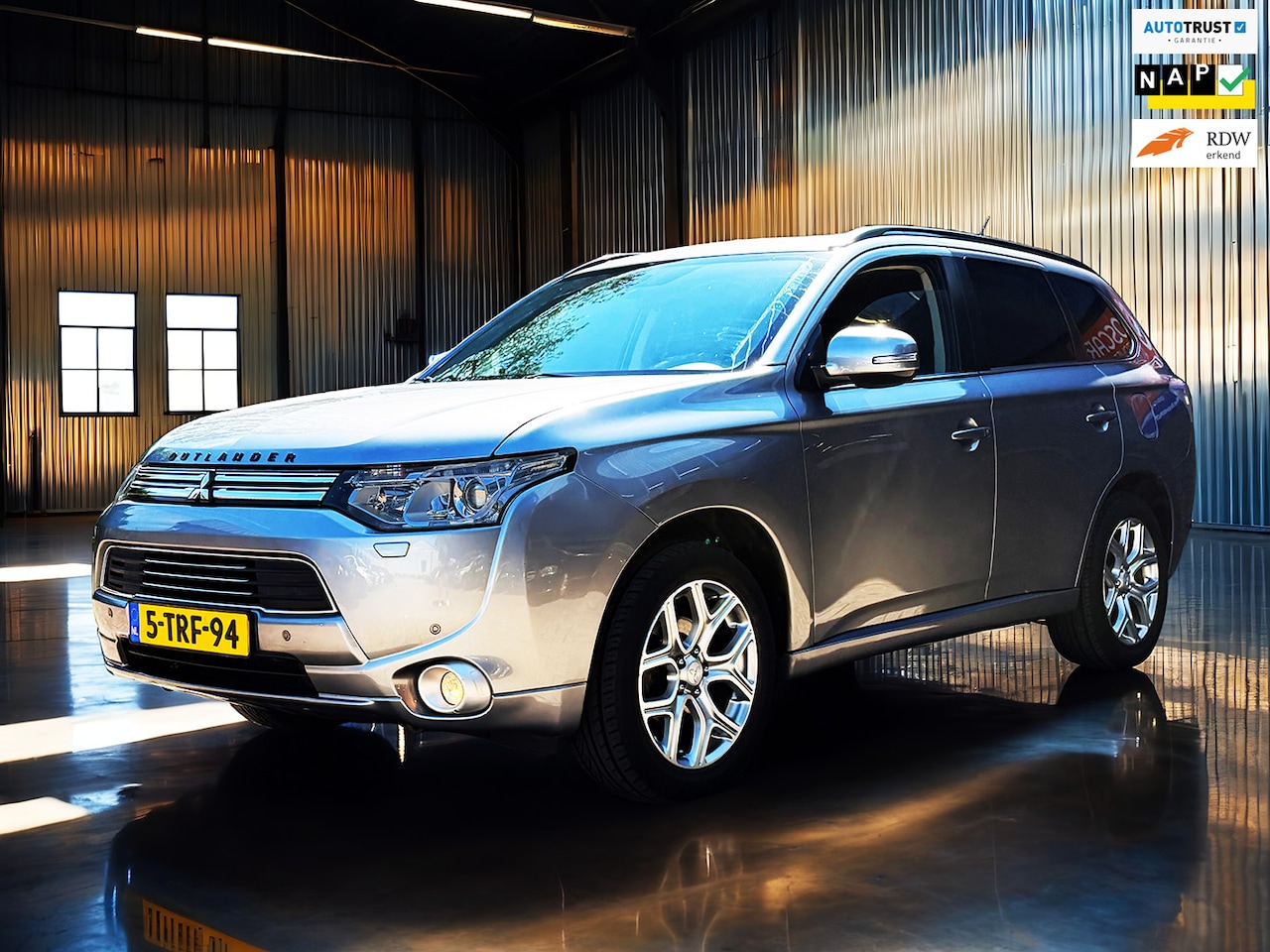 Mitsubishi Outlander - 2.0 PHEV instyle+Navi_Clima_trekhaak_Leder_Camera - AutoWereld.nl