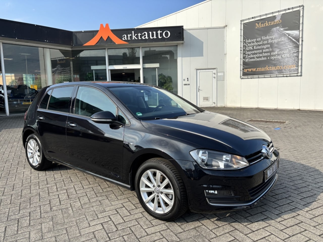 Volkswagen Golf - 1.2 TSI Lounge Navigatie Cruise Climate Parkeersensoren - AutoWereld.nl