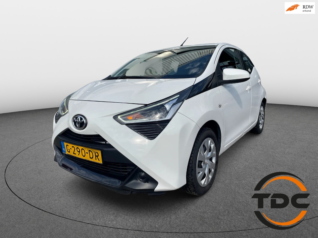 Toyota Aygo - 1.0 AUTOMAAT CARPLAY CAMERA AIRCO LED - AutoWereld.nl