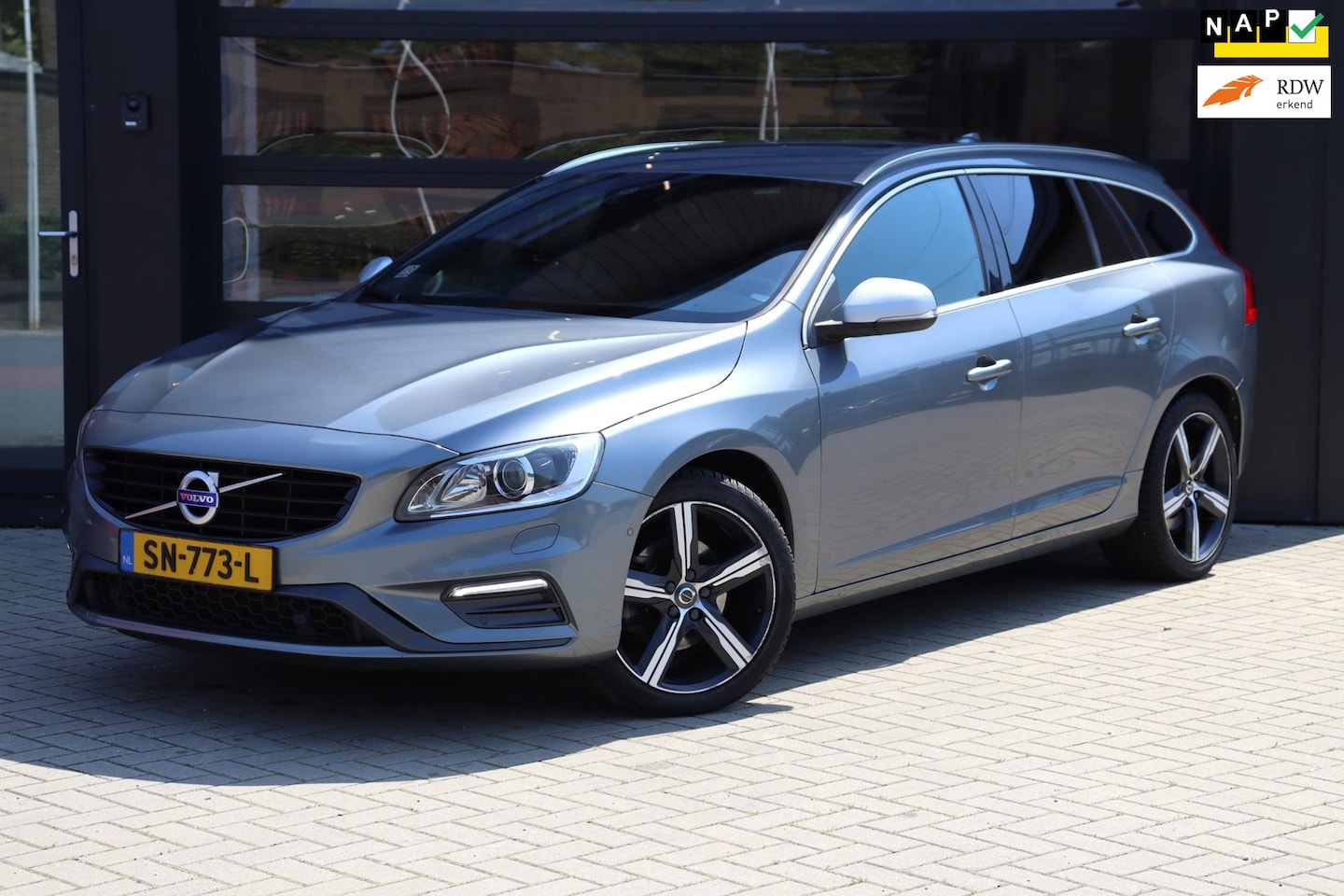 Volvo V60 - 2.0 T4 Business Sport R-Design | NAP | 190 PK | Pano | Camera | Leder | Clima | Stoelverwa - AutoWereld.nl