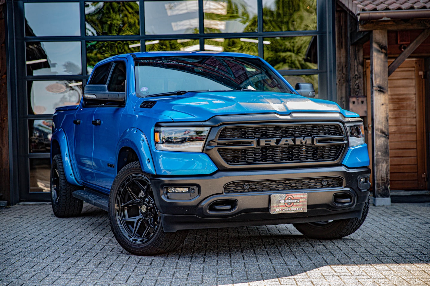 Dodge Ram 1500 - 5.7 V8 4x4 Crew Cab Big Horn | wide body | 6 zits op kenteken | Panorama dak | - AutoWereld.nl