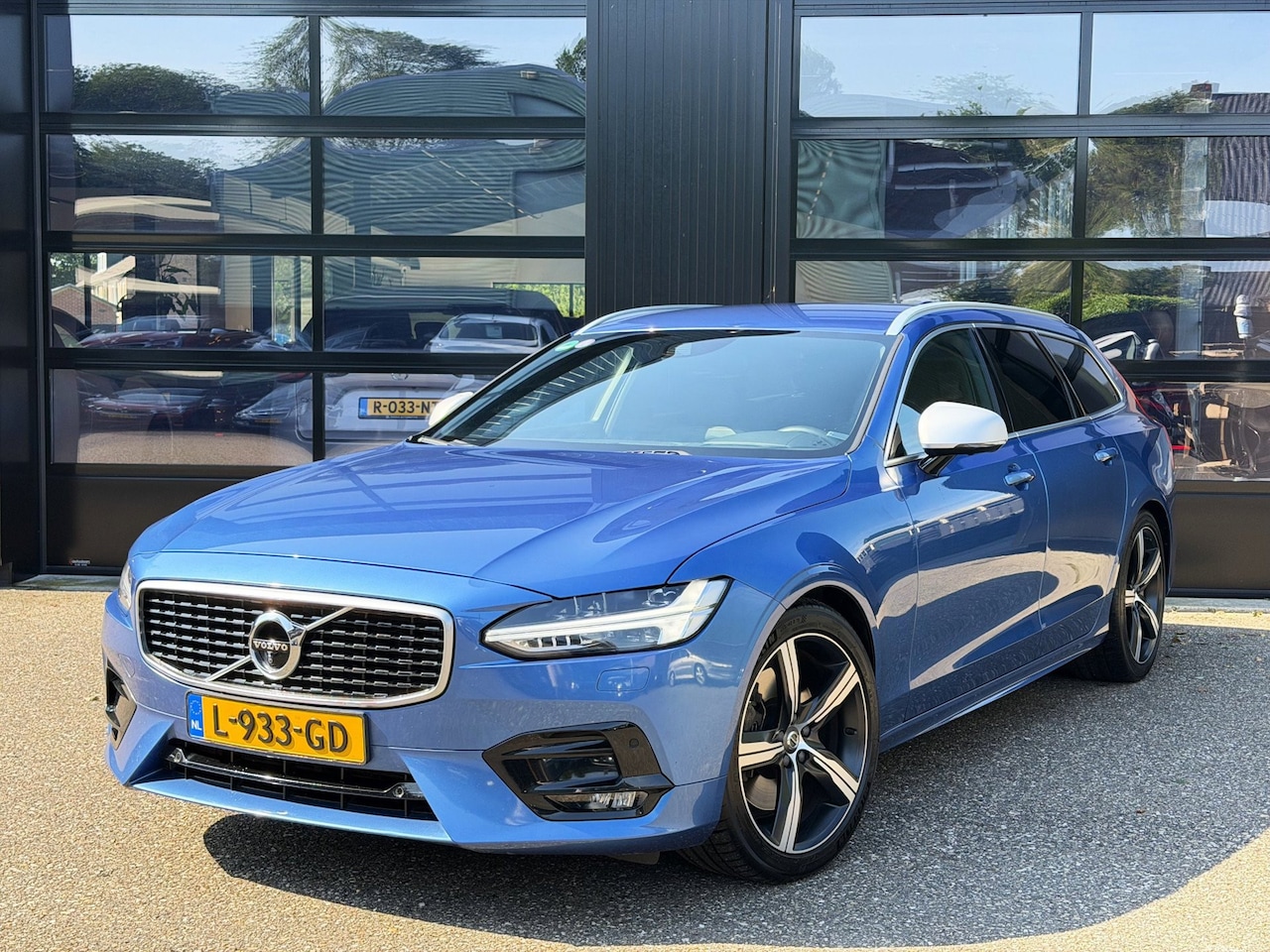 Volvo V90 - 2.0 T5 R-Design 250 PK Bursting Blue Metallic - AutoWereld.nl