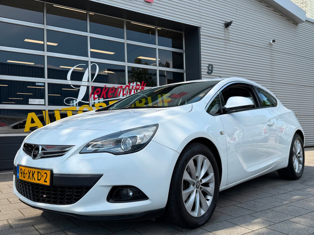 Opel Astra GTC - 1.4 Turbo Sport - Navigatie / Apple CarPlay I Airco I Sport velgen I Xenon I PDC I - AutoWereld.nl