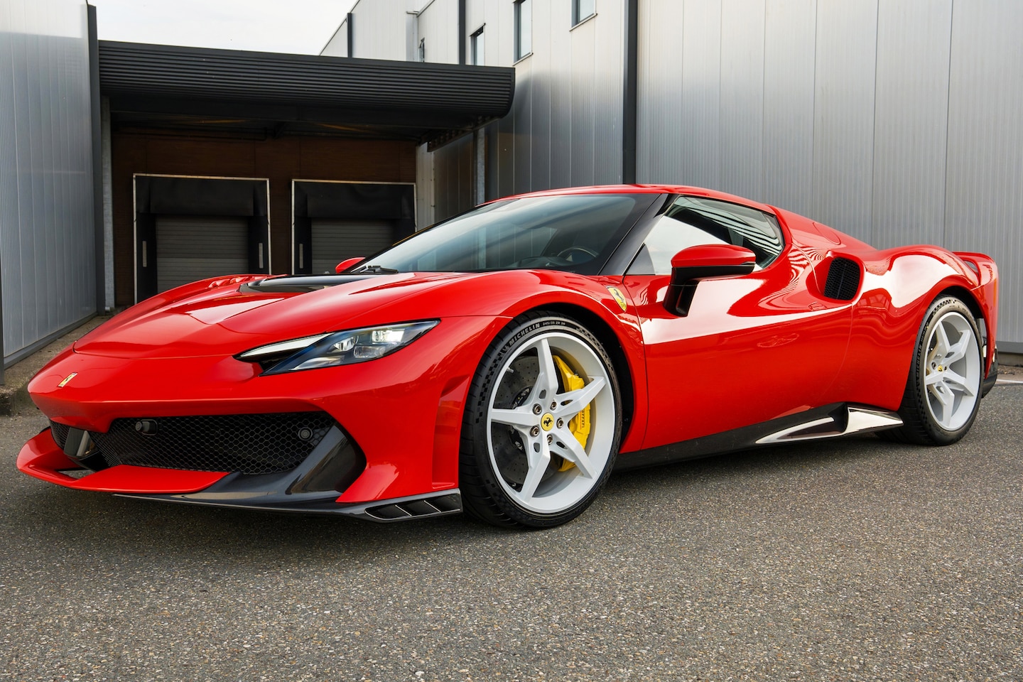 Ferrari 296 GTB - - Rosso Scuderia - Full Carbon - Lift - Hi-Fi - NEW! - AutoWereld.nl