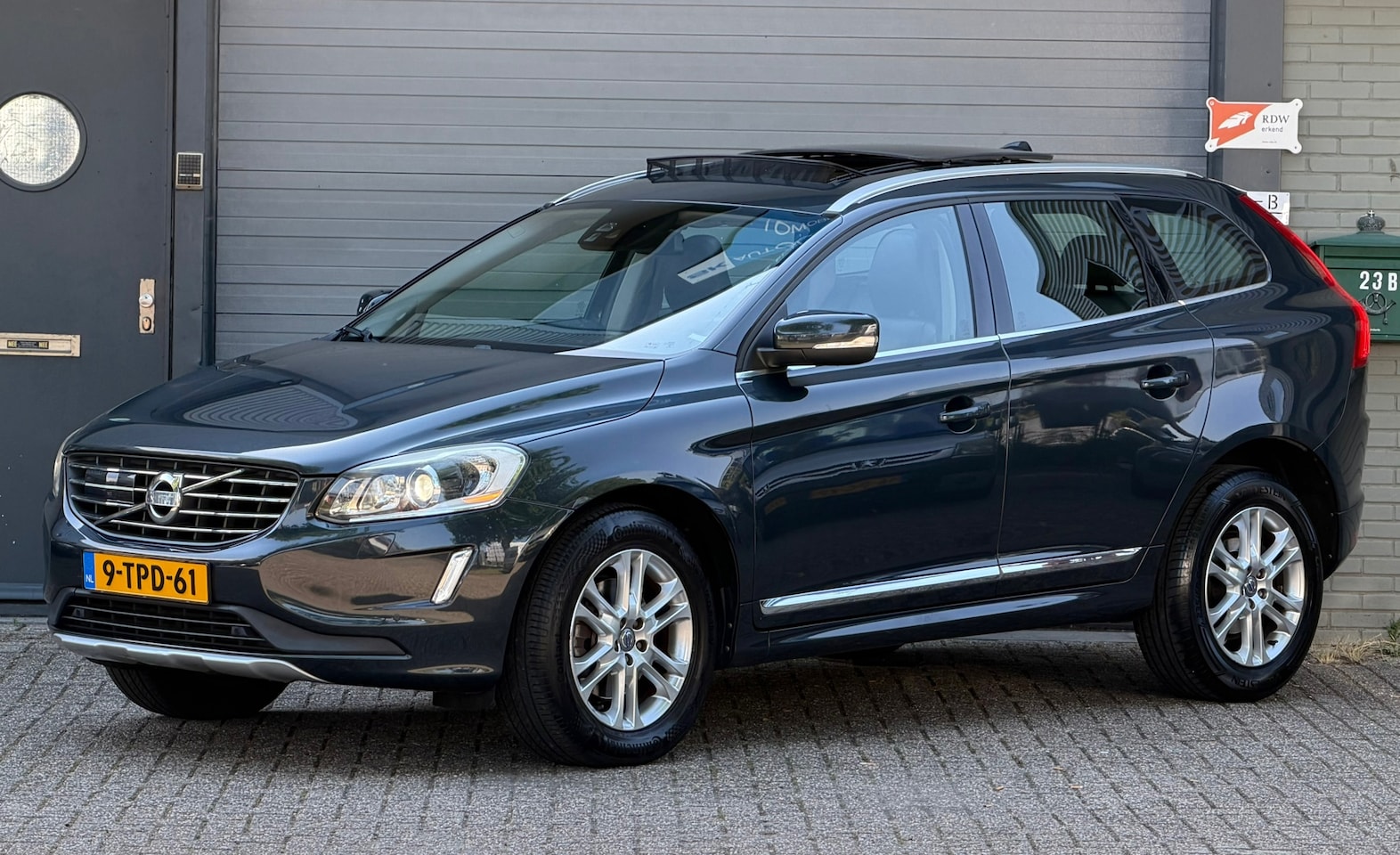 Volvo XC60 - 2.0 D4 FWD Kinetic 2.0 D4 FWD Kinetic , 1e eigenaar - AutoWereld.nl
