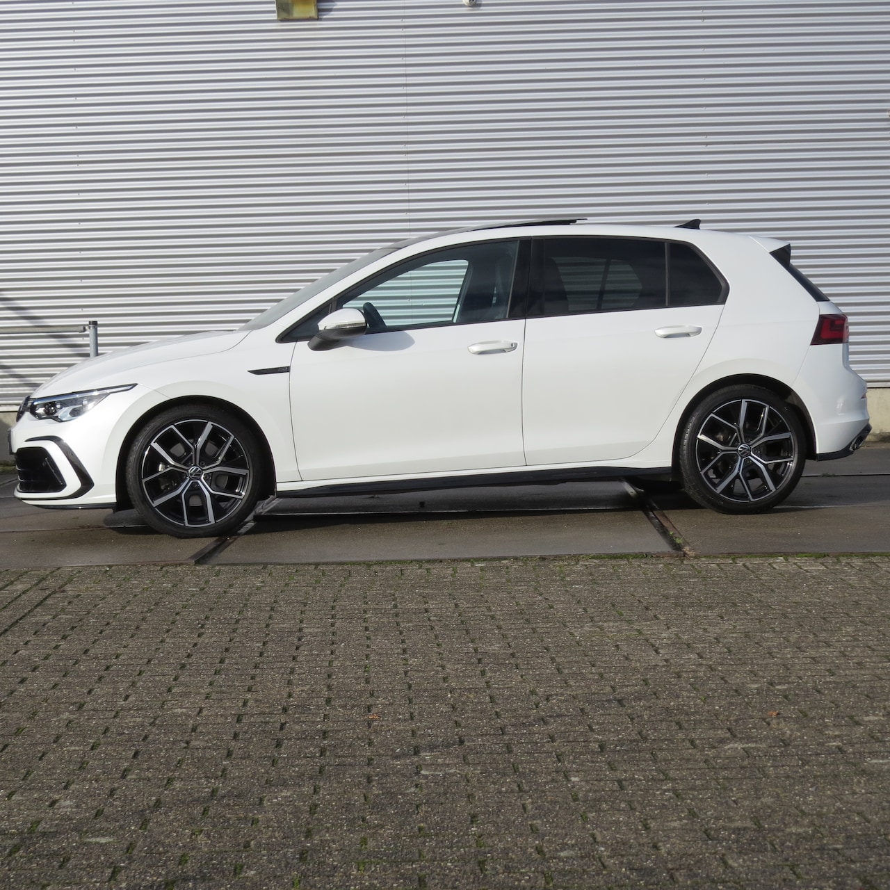 Volkswagen Golf Variant - 1.5 eTSI R-Line Business parelmoer wit met pianolak zwart accenten rondom, IQ light rondom