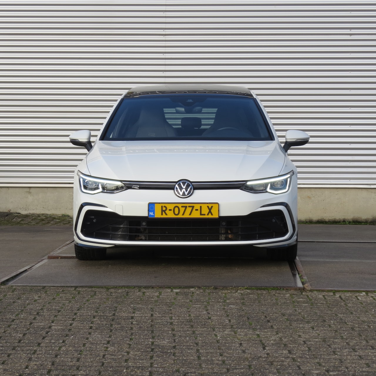 Volkswagen Golf Variant - 1.5 eTSI R-Line Business parelmoer wit met pianolak zwart accenten rondom, IQ light rondom