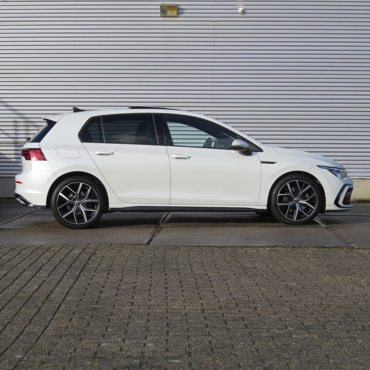 Volkswagen Golf Variant - 1.5 eTSI R-Line Business parelmoer wit met pianolak zwart accenten rondom, IQ light rondom