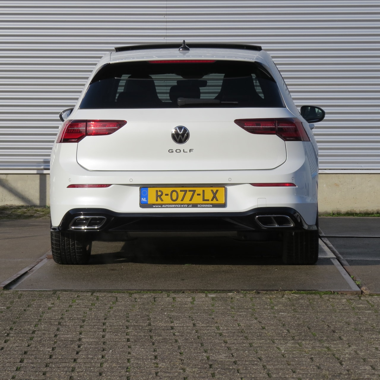 Volkswagen Golf Variant - 1.5 eTSI R-Line Business parelmoer wit met pianolak zwart accenten rondom, IQ light rondom
