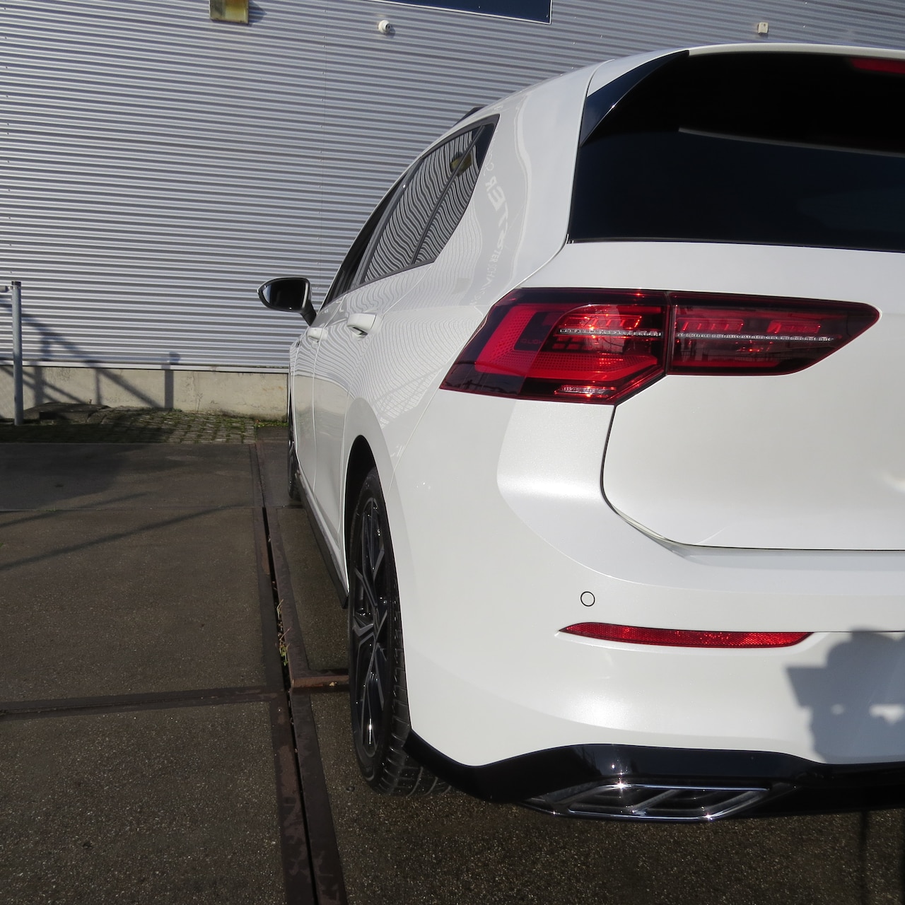 Volkswagen Golf Variant - 1.5 eTSI R-Line Business parelmoer wit met pianolak zwart accenten rondom, IQ light rondom