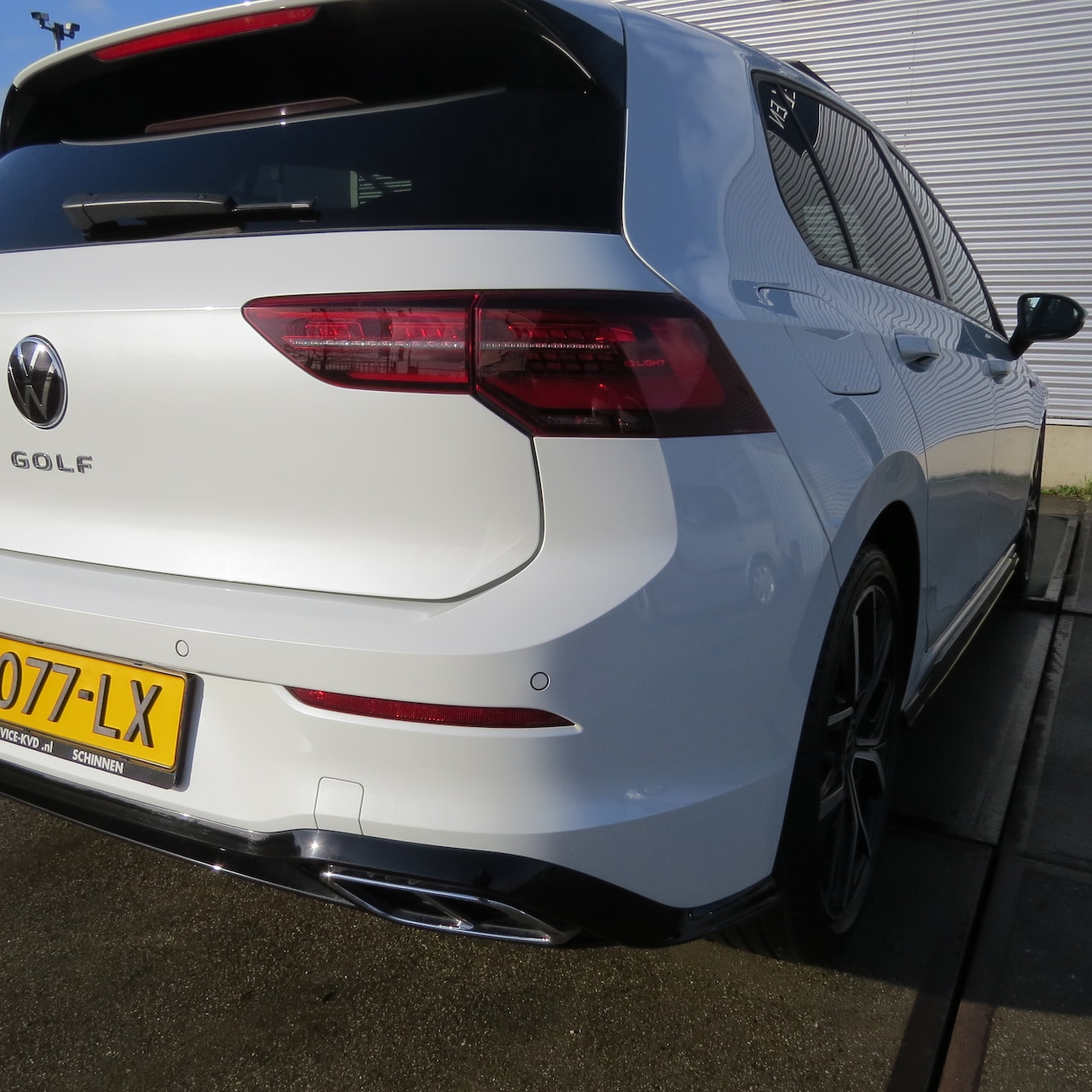 Volkswagen Golf Variant - 1.5 eTSI R-Line Business parelmoer wit met pianolak zwart accenten rondom, IQ light rondom