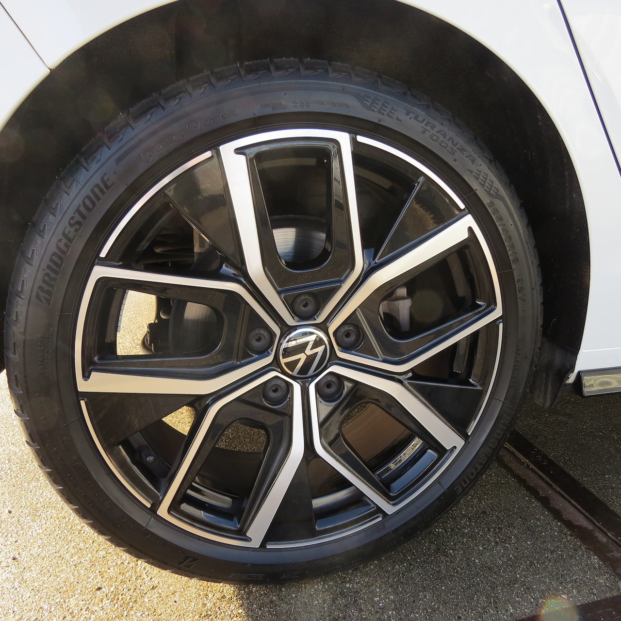 Volkswagen Golf Variant - 1.5 eTSI R-Line Business parelmoer wit met pianolak zwart accenten rondom, IQ light rondom