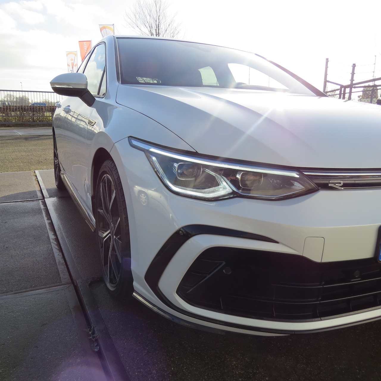 Volkswagen Golf Variant - 1.5 eTSI R-Line Business parelmoer wit met pianolak zwart accenten rondom, IQ light rondom