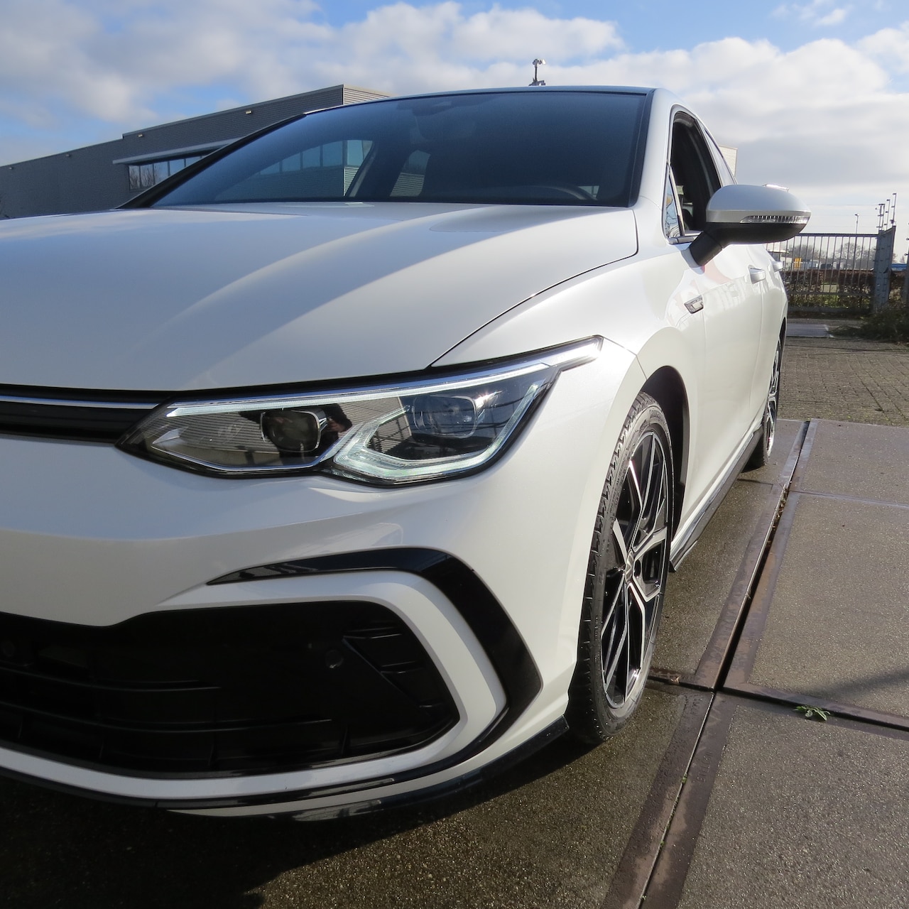 Volkswagen Golf Variant - 1.5 eTSI R-Line Business parelmoer wit met pianolak zwart accenten rondom, IQ light rondom