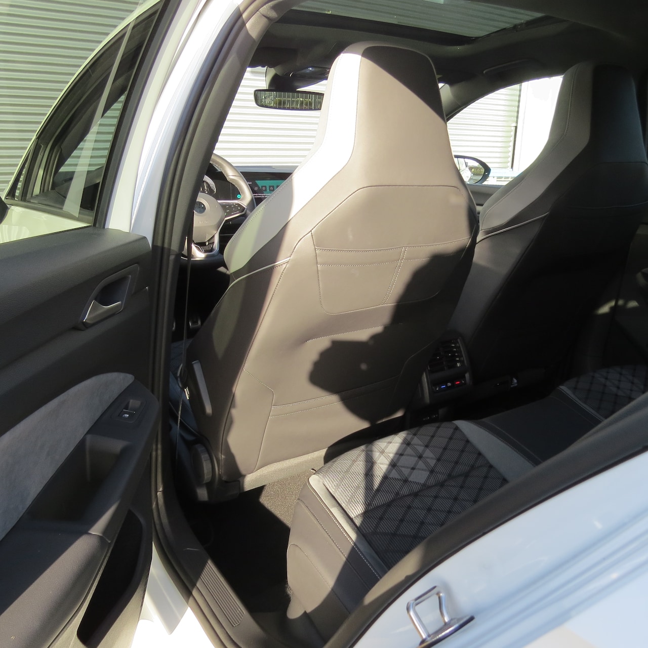 Volkswagen Golf Variant - 1.5 eTSI R-Line Business parelmoer wit met pianolak zwart accenten rondom, IQ light rondom