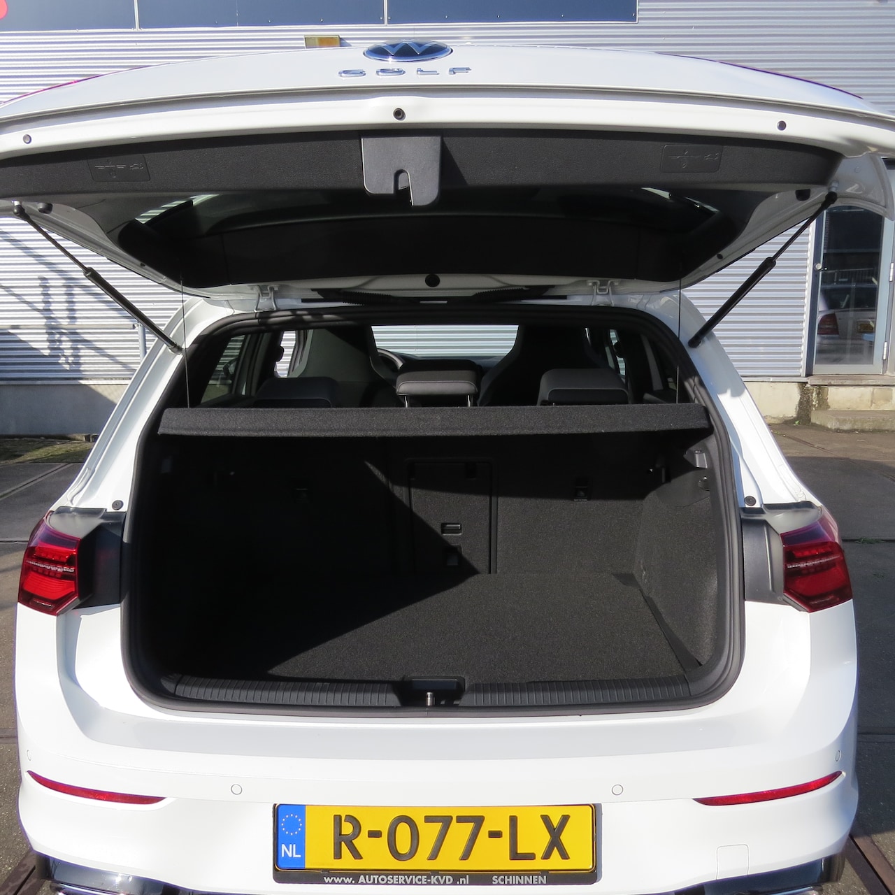 Volkswagen Golf Variant - 1.5 eTSI R-Line Business parelmoer wit met pianolak zwart accenten rondom, IQ light rondom