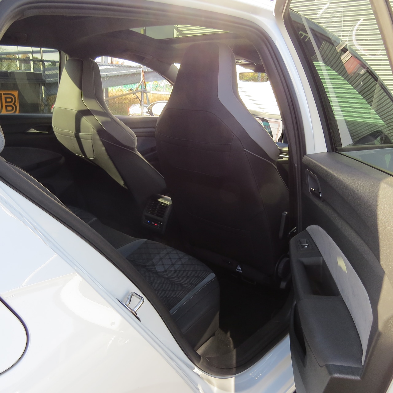 Volkswagen Golf Variant - 1.5 eTSI R-Line Business parelmoer wit met pianolak zwart accenten rondom, IQ light rondom