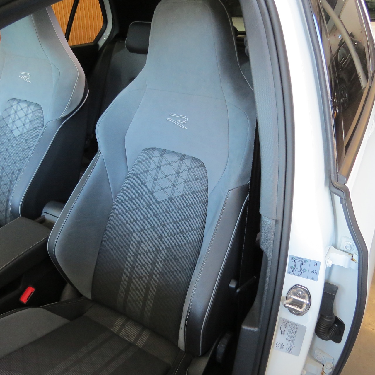 Volkswagen Golf Variant - 1.5 eTSI R-Line Business parelmoer wit met pianolak zwart accenten rondom, IQ light rondom