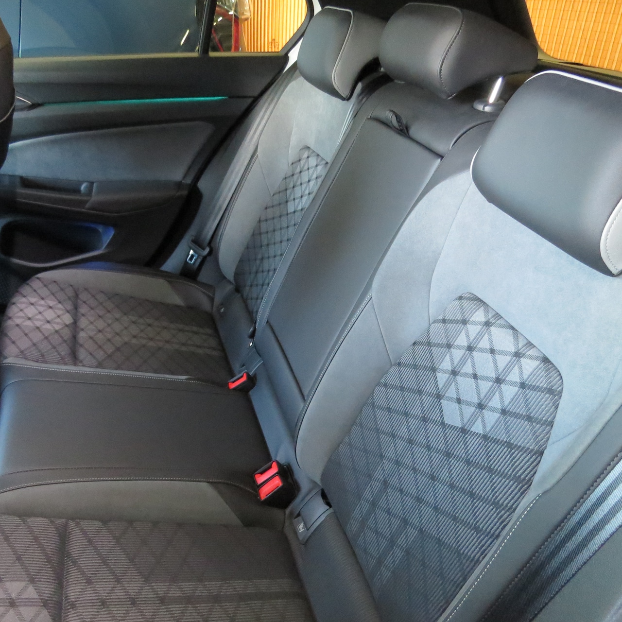 Volkswagen Golf Variant - 1.5 eTSI R-Line Business parelmoer wit met pianolak zwart accenten rondom, IQ light rondom