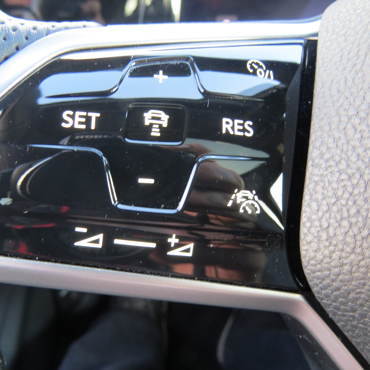 Volkswagen Golf Variant - 1.5 eTSI R-Line Business parelmoer wit met pianolak zwart accenten rondom, IQ light rondom