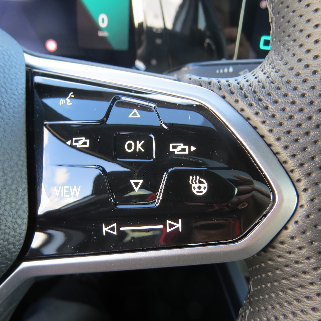 Volkswagen Golf Variant - 1.5 eTSI R-Line Business parelmoer wit met pianolak zwart accenten rondom, IQ light rondom