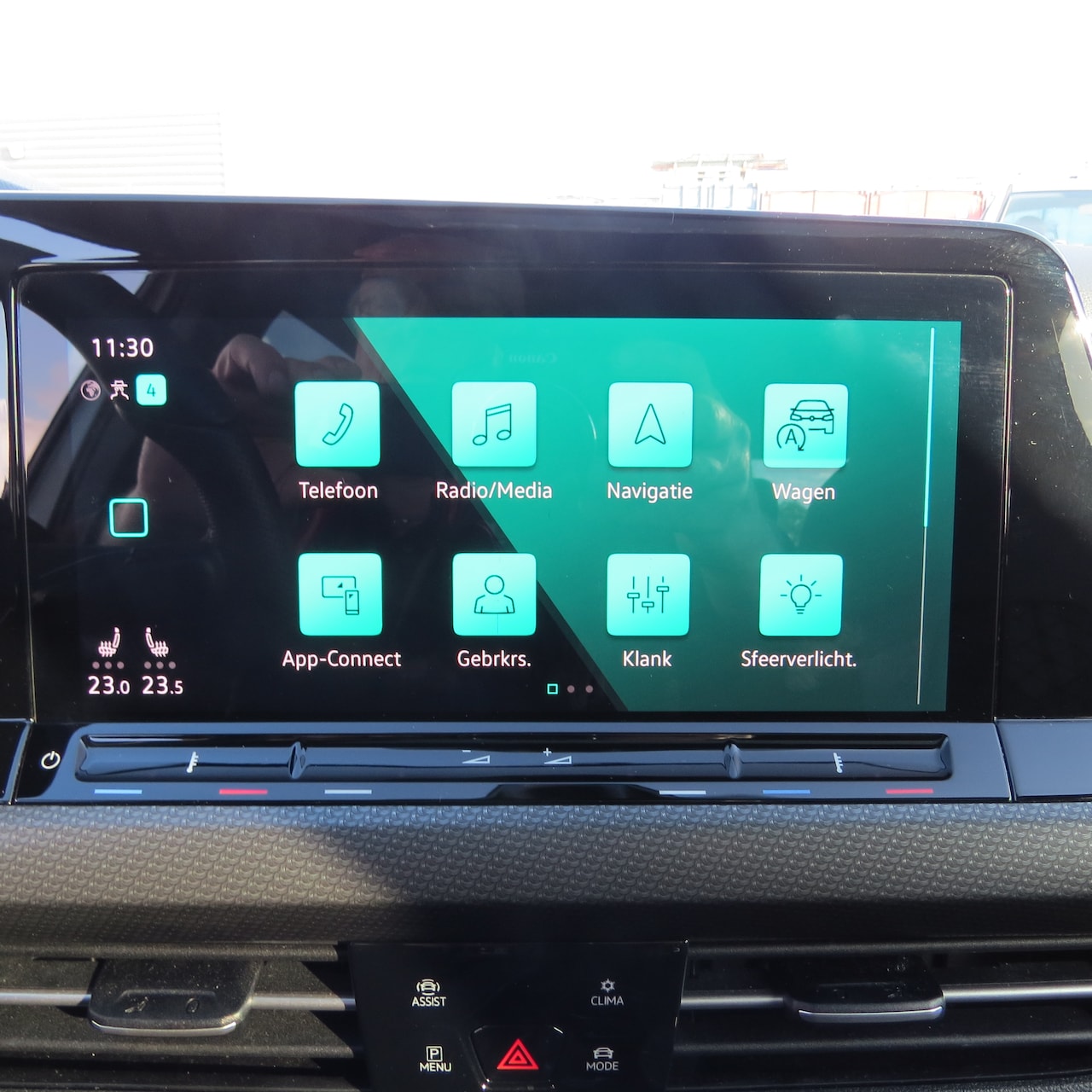 Volkswagen Golf Variant - 1.5 eTSI R-Line Business parelmoer wit met pianolak zwart accenten rondom, IQ light rondom