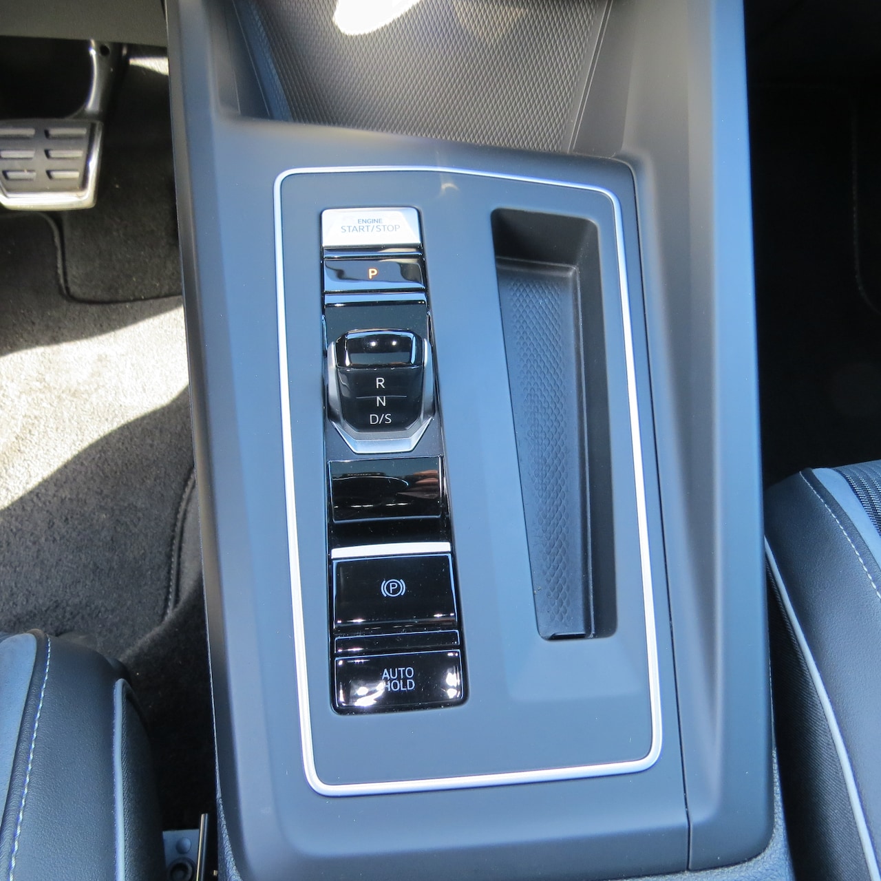 Volkswagen Golf Variant - 1.5 eTSI R-Line Business parelmoer wit met pianolak zwart accenten rondom, IQ light rondom