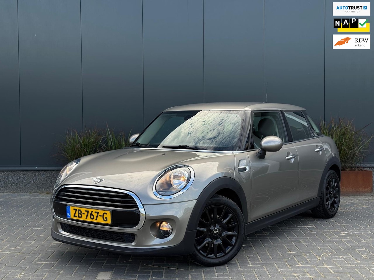 MINI 5-Deurs - 1.5 Cooper Business Edition ORG NL | SPORTVELGEN | CLIMATE | CRUISE CONTROL | MF STUUR - AutoWereld.nl