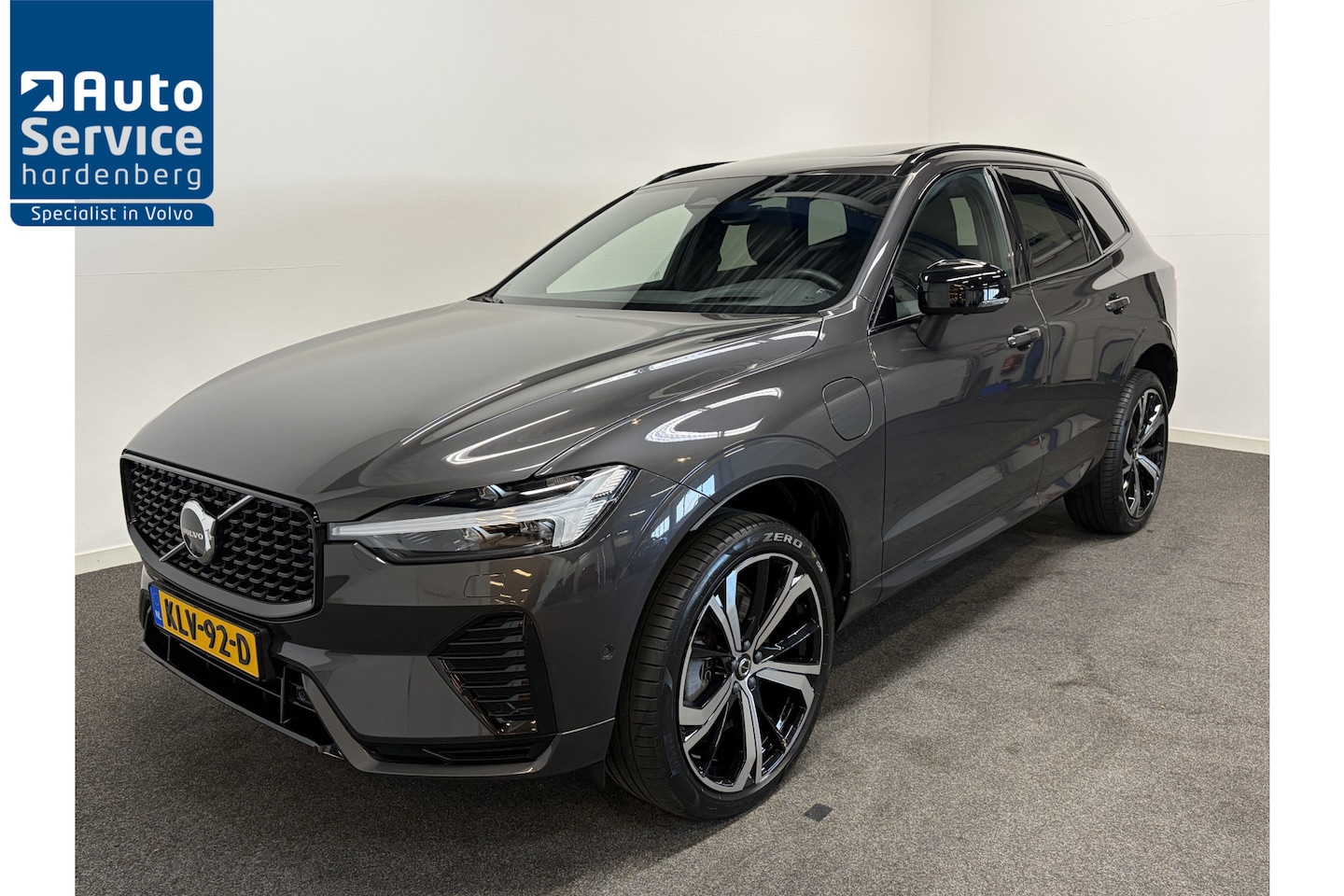 Volvo XC60 - 2.0 T8 PHEV AWD Long Range Ultra Dark Exec. Ed. Luchtvering/ Trekhaak 2250kg/ HUD/ 360 Cam - AutoWereld.nl
