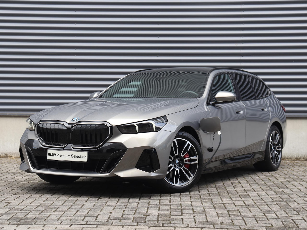 BMW 5-serie Touring - 550e xDrive | M Sportpakket Pro | Panodak | Trekhaak | Driving Assistant Prof. | Bowers & - AutoWereld.nl